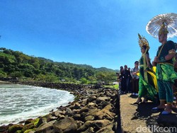 Jeritan Nelayan Cisolok Lewat Tabur Bunga di Dermaga Mangkrak