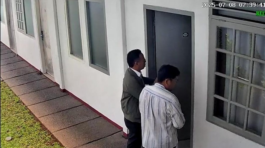 Tangkapan layar CCTV detik-detik diplomat Kemlu ditemukan tewas di kamar kos, pada Selasa (8/7/2025).