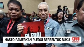 VIDEO: Hasto Pamerkan Pleidoi Berbentuk Buku