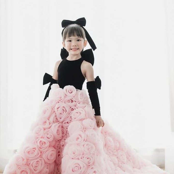 <p>Sebelumnya, Shandy Aulia juga mengunggah foto-foto saat Claire merayakan ulang tahun kelima. Claire terlihat begitu cantik dengan dress bertabur aksen bunga mawar bernuansa pink dan hitam lengkap dengan pita besar. "Lima tahun penuh keajaiban," tulis Shandy sebagai keterangan fotonya, dikutip dari akun Instagram pribadinya. (Foto: Instagram @shandyaulia)</p>