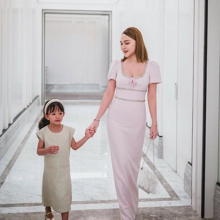 <p>Penampilan Claire semakin hari pun kian cantik dan modis seperti sang Bunda. Hal ini pun ramai dikomentari netizen. Salah satunya seperti akun @khoiri******* yang menuliskan komentar, "Claire,kamu cantik bangeeeeet seperti mamamu." Begitu juga dengan akun @wul******** yang berkomentar, "Woooowww claire udah gede dan cantik banget sekarang." (Foto: Instagram @shandyaulia)</p>