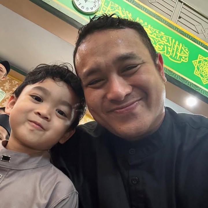 <p>Gilang dan Adiezty memang dikenal sebagai orang tua yang aktif dan penuh kasih. Gilang pun tak mau melewatkan mengabadikan momen pertama mengajak putranya salat Jumat seperti dalam potret berikut ini. Gemas sekali ya, Bunda. (Foto: Instagram @adieztyfersa)</p>