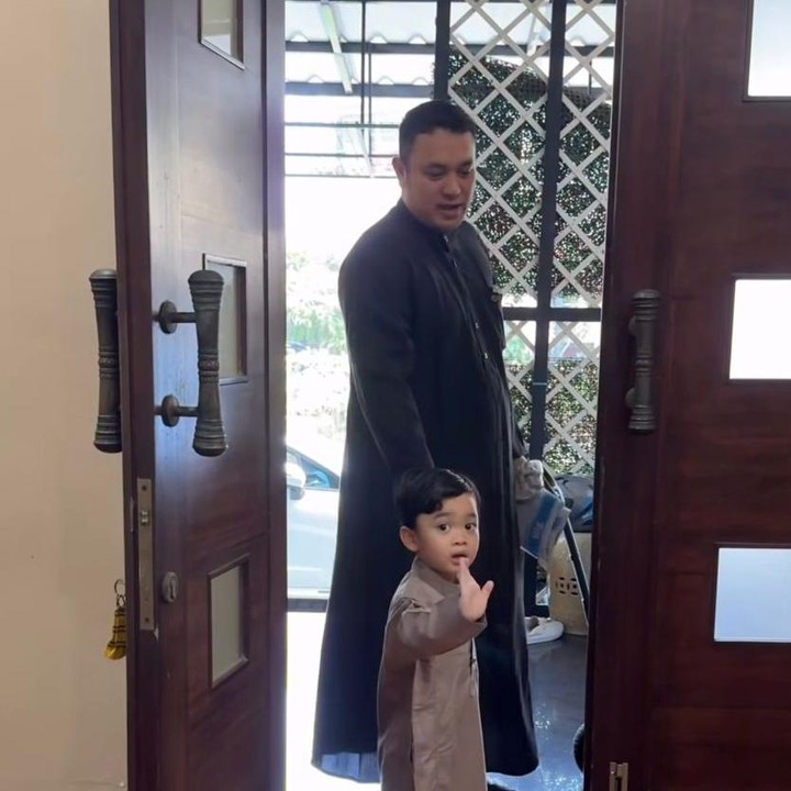 <p>Setelah cukup lama menantikan kehadiran anak, kebahagiaan keduanya terasa lengkap dengan lahirnya Gin. Kini, Gin sudah berusia 3 tahun dan momen perdananya ikut sang Ayah salat Jumat jadi sorotan warganet. (Foto: Instagram @adieztyfersa)</p>