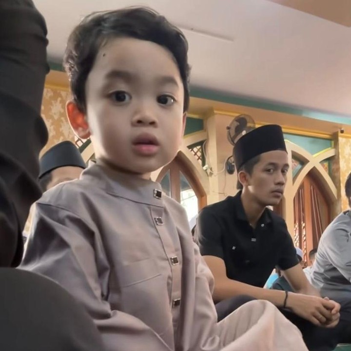 <p>Di usia yang masih sangat belia, Gin sudah mulai dikenalkan pada kebiasaan salat Jumat oleh sang Ayah. "Gin perdana salat Jumat," tulis Adiezty Fersa lewat unggahan Instagramnya, Jumat (27/06/2025). (Foto: Instagram @adieztyfersa)</p>