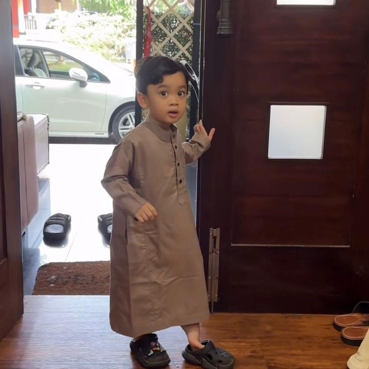 <p>Warganet pun ikut membanjiri kolom komentar dengan pujian dan doa. "Masyaallah sudah besar dia, perasaan baru kemarin liat <em>baby</em>-nya. Anak sholeh, sehat-sehat selalu ya sayang," tulis Instagram @bun******. (Foto: Instagram @adieztyfersa)</p>