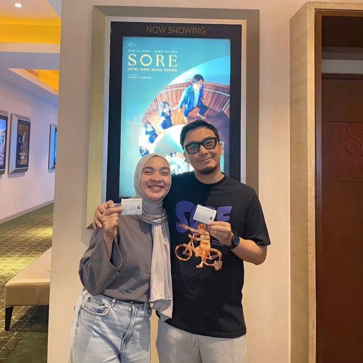 <p>Kini web series <em>Sore: Istri dari Masa Depan</em> diangkat menjadi film. Meski tak membintangi versi filmnya, Tika Bravani bersama Dimas tampak hadir menonton film yang dibintangi Sheila Dara dan Dion Wiyoko tersebut. "Filmnya bikin Jeng Jeng," tulis Dimas lewat unggahan <em>story</em> Instagramnya. (Foto: Instagram @tikabravani)</p>