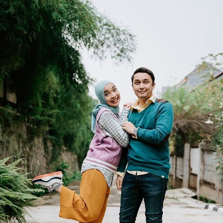 <p>Bunda pasti enggak asing lagi dengan aktris cantik Tika Bravani. Sejak menikah dengan Dimas Aditya pada 7 Agustus 2016, pasangan ini tetap terlihat harmonis, lho! Bahkan, kini mereka telah dikaruniai seorang putra bernama Kalam Mahandika. (Foto: Instagram @tikabravani)</p>