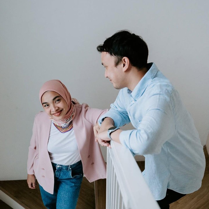 <p>Kisah cinta mereka berawal dari lokasi syuting, lalu berlanjut ke hubungan serius yang awet sampai sekarang. Tika sendiri dikenal membintangi berbagai film dan sinetron, seperti web series&nbsp;<em>Sore: Istri dari Masa Depan</em>. (Foto: Instagram @tikabravani)</p>