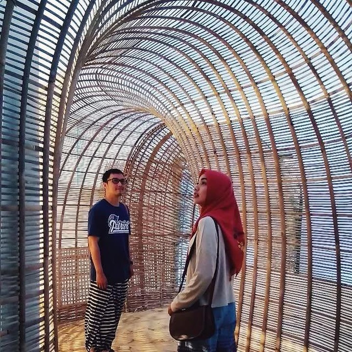 <p>Tika dan Dimas kembali tampil berdua dengan gaya kasual yang tetap <em>stylish</em>. <em>Chemistry</em> mereka terlihat natural, bikin banyak Bunda ikut senyum-senyum sendiri saat melihatnya. (Foto: Instagram @tikabravani)</p>