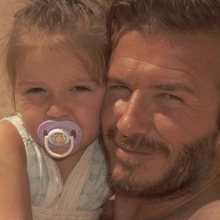 <p>Di hari ulang tahun Harper, David Beckham membagikan foto masa kecil sang putri sambil menuliskan pesan manis penuh kasih. &ldquo;Selamat ulang tahun untuk gadis cantik Ayah. Untuk gadis muda yang spesial, penuh kebaikan, dan cantik luar dalam, terima kasih telah membuat hari-hari kami lebih cerah. Kami sayang kamu, Harpie. Semoga harimu menyenangkan,&rdquo; tulis David lewat unggahan Instagramnya, Rabu (10/07/2025). (Foto: Instagram @davidbeckham)</p>