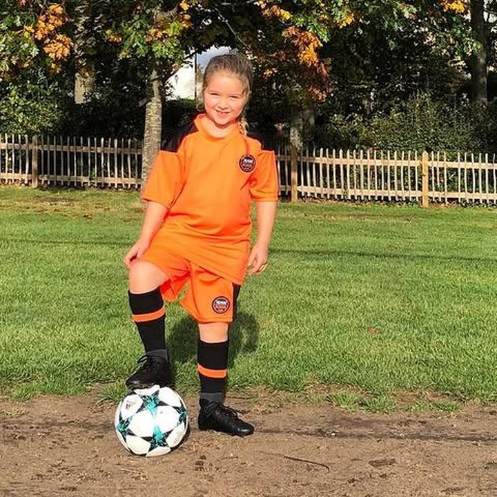 <p>Enggak hanya feminin, Harper kecil juga aktif bermain sepak bola seperti David Beckham. Hal tersebut tampak dalam unggahan David yang memperlihatkan putrinya tetap cantik dengan kostum bola. (Foto: Instagram @davidbeckham)</p>