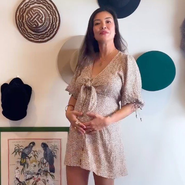 <p>Baru-baru ini, Aline untuk pertama kalinya mem-<em>posting</em> video kehamilannya setelah membagikan berita bahagia tersebut ke publik. Perempuan 44 tahun ini memamerkan <em>baby bump</em> kehamilannya yang sudah terlihat jelas, Bunda. Penampilan Aline juga mencuri perhatian karena ia memamerkan aura <em>pregnancy glowing</em>. (Foto: Instagram @aline_adita)</p>