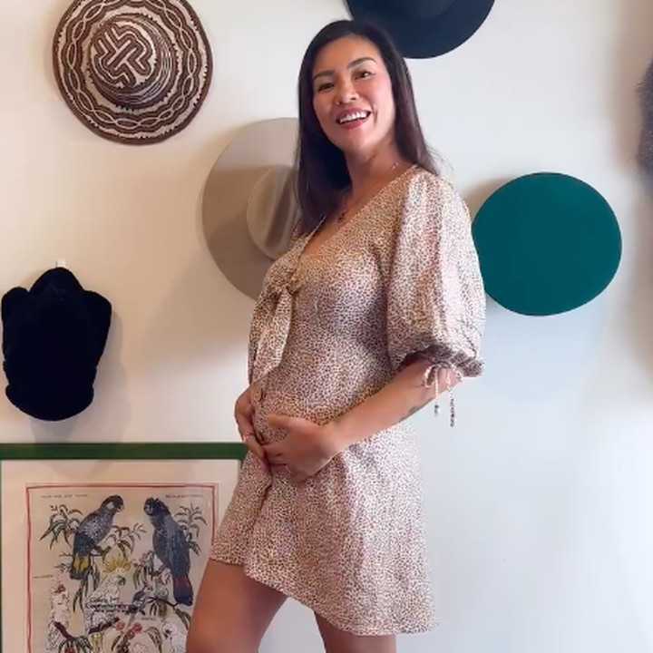 <p>Aline terlihat begitu bahagia bisa menunjukkan <em>baby bump</em> kehamilannya. "<em>Bump&rsquo;s out! And loving every little curve.</em> Ahhh&hellip; akhirnya <em>baby bump</em> yang kutunggu2 mulai keliatan juga. Baju2 aku tuh gak ada yang muat lagi," tulisnya dalam unggahan ini. (Foto: Instagram @aline_adita)</p>