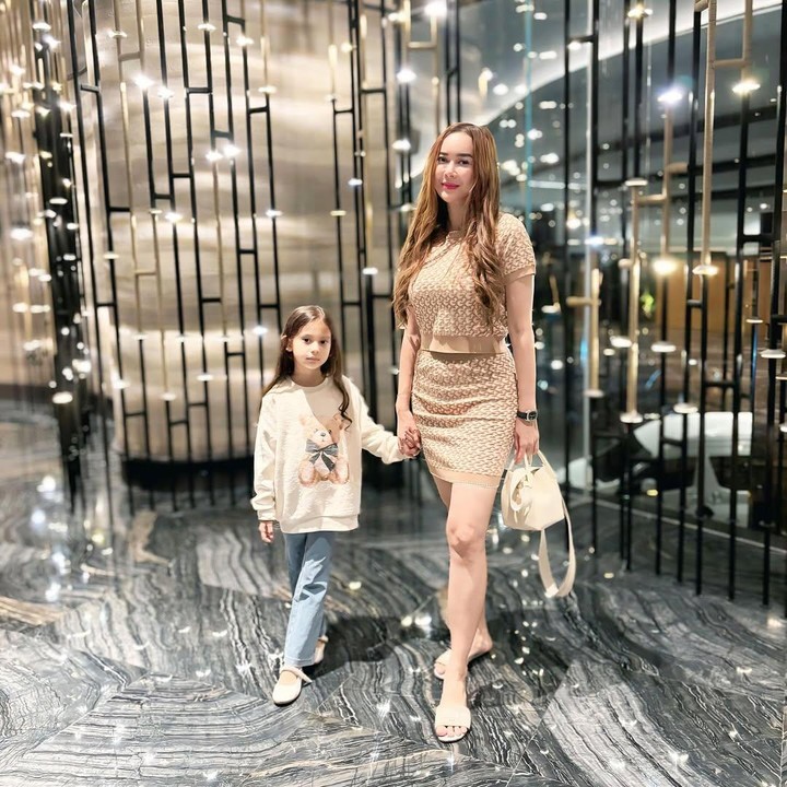 <p>Aura Kasih termasuk salah satu aktris yang kini menjalani perannya sebagai <em>single parent.</em> Ia adalah Bunda dari satu anak perempuan bernama Arabella yang kini telah menginjak usia 6 tahun. (Foto: Instagram <em>@aurakasih</em>)</p>