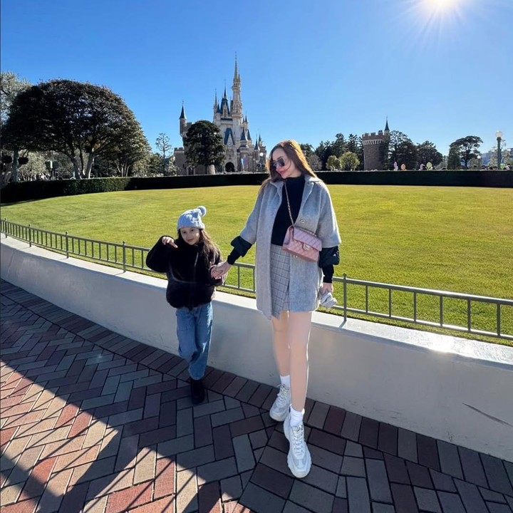 <p>Misalnya saja seperti foto berikut ketika Aura dan sang putri tengah liburan ke Tokyo Disneyland pada Januari lalu. &ldquo;Bersenang-senang di Disneyland dengan Bella,&rdquo; tulis Aura, dikutip dari laman Instagram <em>@aurakasih,</em> Jumat (11/7/2025).&nbsp;(Foto: Instagram&nbsp;@aurakasih)</p>