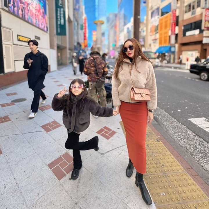 <p>Hal tersebut diketahui langsung melalui beberapa foto yang diunggah di akun Instagram pribadi Aura. Bahkan, perempuan 38 tahun ini juga terlihat cukup sering mengajak anaknya berlibur ke luar negeri.&nbsp;(Foto: Instagram&nbsp;@aurakasih)</p>