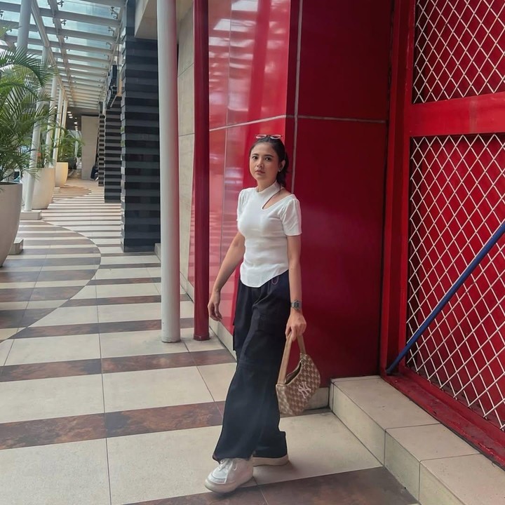 <p>Bintang film <em>Samawa</em>, Badriyah Afiff, berhasil menurunkan berat badannya hingga 20 kilogram (kg) dengan diet sehat. Selain menjaga pola makan defisit kalori, ia juga rutin olahraga, Bunda. (Foto: Instagram @badriyahafiff)</p>