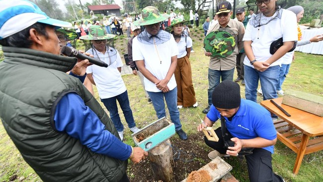 Pertamina menghadirkan program DEB di Desa Besakih, Bali, untuk pelestarian lingkungan dan kemandirian ekonomi warga melalui energi terbarukan.