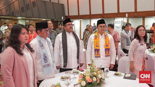 Pramono Anung terenyuh saat menyaksikan video yang ditayangkan saat penganugerahan Derap Kerja Sama Jakarta (DKJ) Awards 2025.