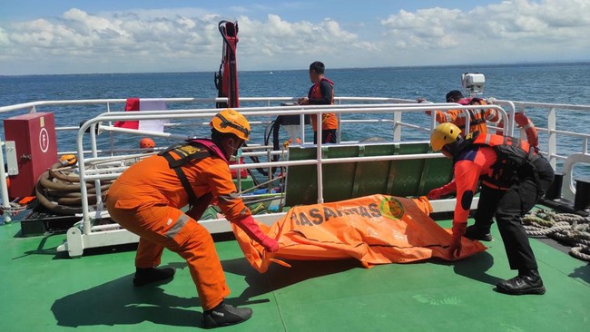 Tim SAR gabungan menemukan dua jenazah korban tenggelamnya KMP Tunu Pratama Jaya di Selat Bali. Pencarian terus berlanjut untuk 18 orang yang hilang.