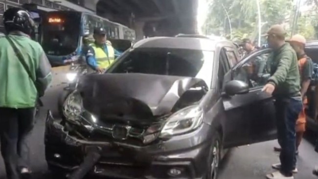 Dua orang mengalami luka-luka akibat tabrakan beruntun yang melibatkan tujuh kendaraan di depan Halte Transjakarta Utan Kayu, Jakarta Timur, Jumat (11/7).
