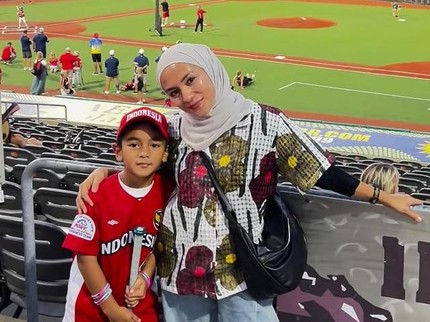 Enno Lerian Dampingi Sang Putra Tanding Baseball di Amerika Serikat, Ini 5 Potretnya