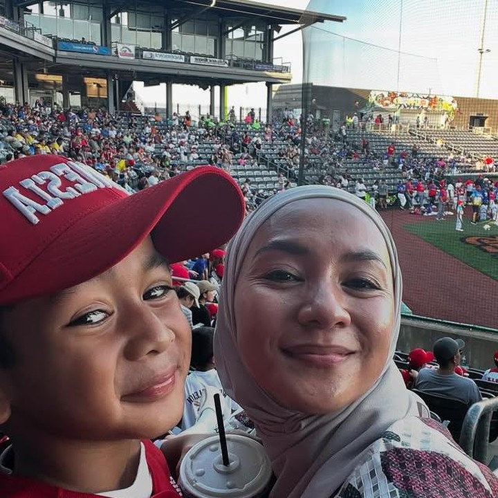 <p>Gema Tyaga Soesetyo yang kini berusia 8 tahun, mulai menunjukkan minatnya di dunia olahraga, khususnya baseball. Baru baru ini, Enno membagikan momen saat mendampingi Aga bertanding baseball di Amerika Serikat. (Foto: Instagram @ennolerian_)</p>
