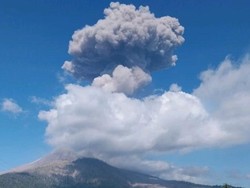 Gunung Lewotobi Meletus, Jalur Trans Larantuka-Maumere Lumpuh
