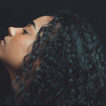 7 Bahan Alami untuk Perawatan Rambut Keriting yang Bisa Dicoba di Rumah