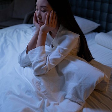 Suka Overthinking Tengah Malam? Ternyata Ini Penyebabnya!