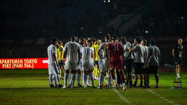 Dispora Bongkar Penyebab Lampu Stadion SJH Mati di Arema vs Oxford Kadispora Kabupaten Bandung Erwin Rinaldi menjelaskan insiden lampu mati di Stadion Si Jalak Harupat saat laga Arema FC vs Oxford United di Piala Presiden 2025.