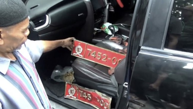 Polisi Dalami Pelat Dinas Fortuner Pemicu Tabrakan Beruntun di Jaktim Polisi menyelidiki pelat nomor dinas mobil yang diduga penyebab kecelakaan beruntun di Jakarta Timur. Pengemudi masih dirawat, kerugian sedang didata.
