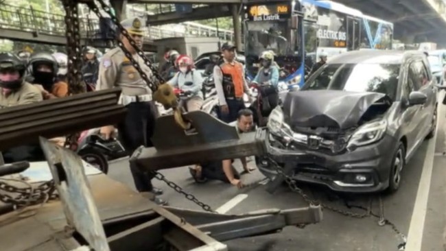 Kecelakaan beruntun di Jakarta Timur melibatkan mobil dinas. Saksi melaporkan mobil itu melaju kencang saat lampu merah, menyebabkan dua orang luka berat.
