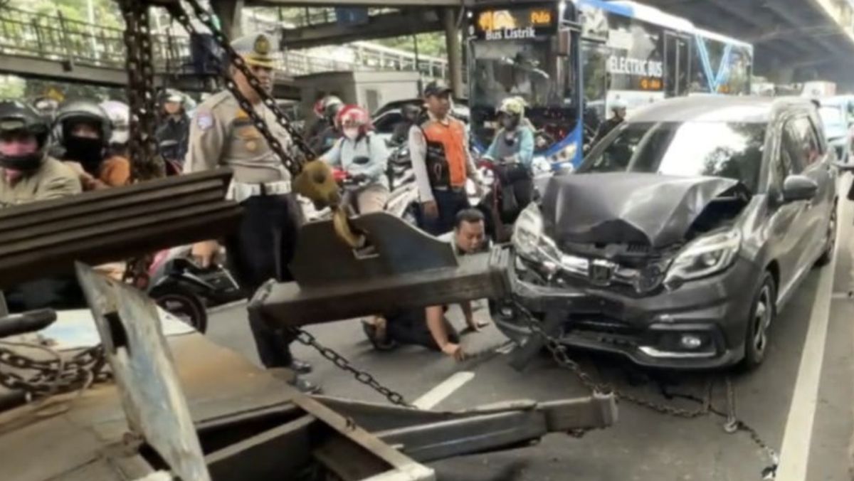 Mobil Dinas Fortuner Diduga Pemicu Tabrakan Beruntun Utan Kayu Jaktim