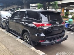 Polisi Ungkap Fortuner Tabrak 5 Mobil di Utan Kayu Pakai Pelat Dinas Palsu