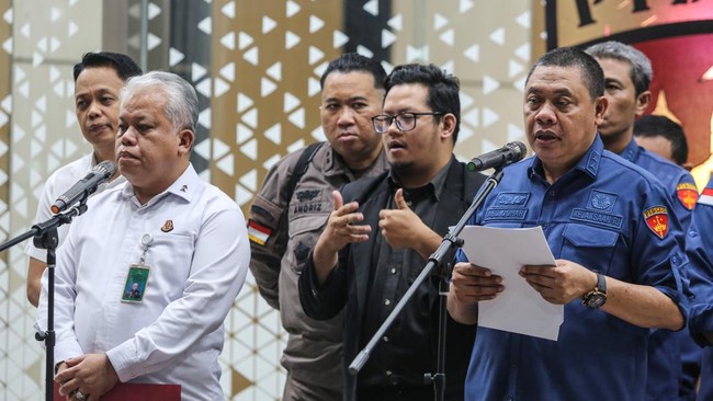 Dugaan Penyimpangan Riza Chalid & 8 Tersangka di Kasus Korupsi BBM Kejaksaan Agung ungkap penyimpangan dalam kasus korupsi minyak Pertamina, melibatkan Riza Chalid dan 17 tersangka, dengan kerugian negara Rp285 triliun.