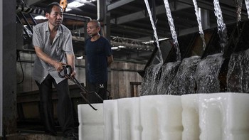 FOTO: Pabrik Es China Makin Sibuk Usai 'Gerbang Neraka' Terbuka