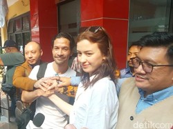 Edward Akbar dan Kimberly Ryder Bersalaman, Damai soal Penggelapan Mobil