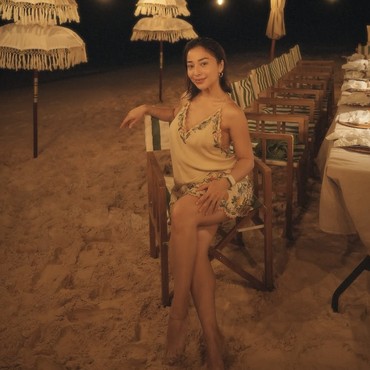 Latihan Yoga dengan Pelatih Pria, Pose hingga Busana Olahraga Terbuka Nikita Willy Disentil