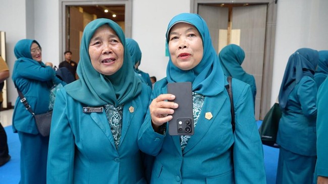 Lilis Kuraesin dari Kecamatan Arjasari dan Lilis Endah dari Kecamatan Kutawaringin menerima penghargaan dari Pembina TP-PKK Nasional, Selvi Ananda.