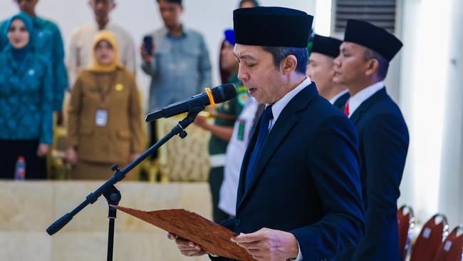 Walkot  Bogor, Dedie Rachim melantik jabatan pimpinan tinggi pratama, jabatan administrator dan jabatan fungsional dalam lingkungan Pemkot Bogor, baru-baru ini.
