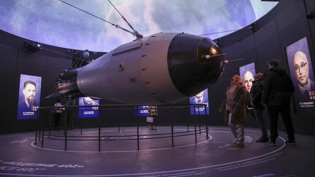 Pengunjung melihat model bom udara termonuklir Soviet AN-602 yang juga dikenal sebagai Bom Tsar, senjata nuklir terkuat yang pernah dibuat dan diuji, saat mereka mengunjungi paviliun Atom, pusat pameran permanen yang dirancang untuk menunjukkan pencapaian utama Rusia di masa lalu dan masa kini dalam industri tenaga nuklir, di Pusat Pameran Seluruh Rusia (VDNH) di Moskow pada tanggal 4 November 2023. Pengunjung melihat model bom udara termonuklir Soviet AN-602 yang juga dikenal sebagai Bom Tsar, senjata nuklir terkuat yang pernah dibuat dan diuji, saat mereka mengunjungi paviliun Atom, pusat pameran permanen yang dirancang untuk menunjukkan pencapaian utama Rusia di masa lalu dan masa kini dalam industri tenaga nuklir, di Pusat Pameran Seluruh Rusia (VDNH) di Moskow pada tanggal 4 November 2023. (Photo by TATYANA MAKEYEVA / AFP/File Foto)