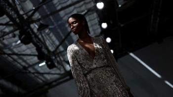 FOTO: Gaun Mewah Debut Desainer Suriah di Paris Couture Week