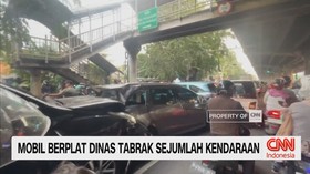 VIDEO: Mobil Dinas Tabrak Beruntun 6 Kendaraan, 2 Pemotor Terluka