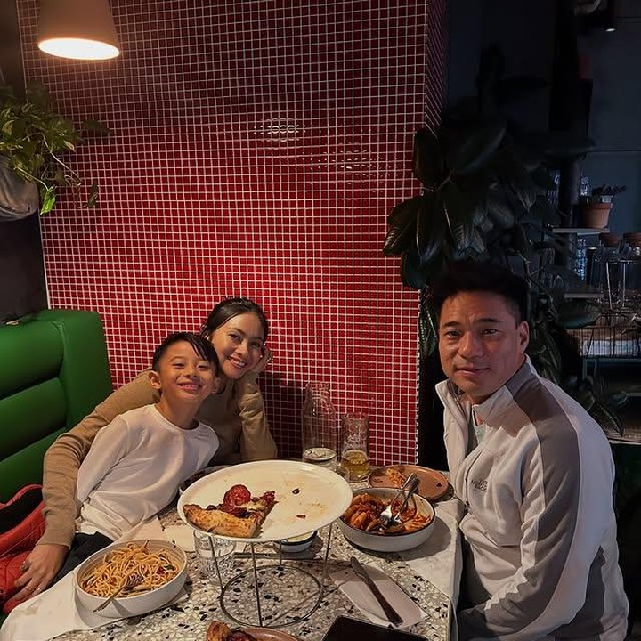 <p>Kebersamaan Rini, Michael, dan Xavier saat makan malam jadi momen manis yang diperlihatkan melalui unggahan di Instagram. Dari senyuman mereka, terlihat rasa nyaman dan bahagia menjalani hari-hari baru di Australia. (Foto: Instagram @riniyulianti)</p>