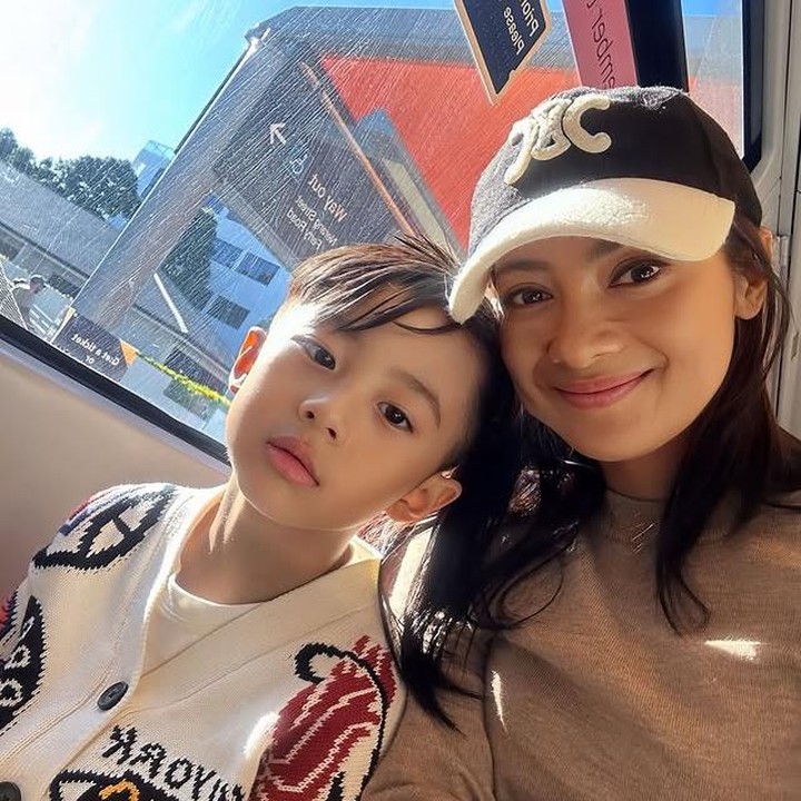 <p>Rini juga memboyong putra semata wayangnya, Xavier Young Min Ha pindah ke Australia. Rini pun membagikan momen kehidupan barunya di Negeri Kanguru lewat sejumlah unggahan di media sosial. &ldquo;Beberapa tempat tak hanya terlihat indah, tapi terasa seperti rumah bagi jiwa,&rdquo; tulis Rini dalam unggahan Instagramnya, Rabu (10/07/2025). (Foto: Instagram @riniyulianti)</p>