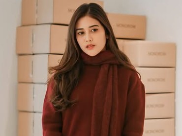 img-title Dikenal Adem Ayem, Ruce Nuenda 'Mama Ebra' Diam-diam Cerai dari Aryo Wiratama