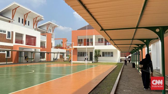 Sekolah Rakyat adalah sekolah berasrama yang menyediakan pendidikan gratis. Sekolah Rakyat akan resmi dimulai pada Senin, 14 Juli 2025, di 100 lokasi rintisan.