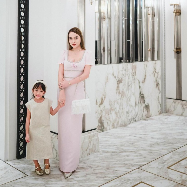 <p>Shandy pun kerap mengunggah foto kebersamaannya dengan Claire melalui akun Instagram pribadinya. Baru-baru ini, Shandy mengunggah foto Claire yang tampil cantik menggunakan <em>dress</em> dan bando berwarna <em>mint</em>. Momen ini diabadikan ketika Shandy merayakan ulang tahun yang ke-38 tahun. (Foto: dok. Instagram @shandyaulia)</p>
