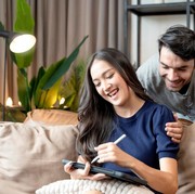 6 Tanda Pasanganmu Tidak Memiliki Stabilitas Finansial yang Cukup